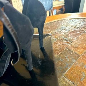 NEW WITHOUT TAGS.   BLACK SUEDE